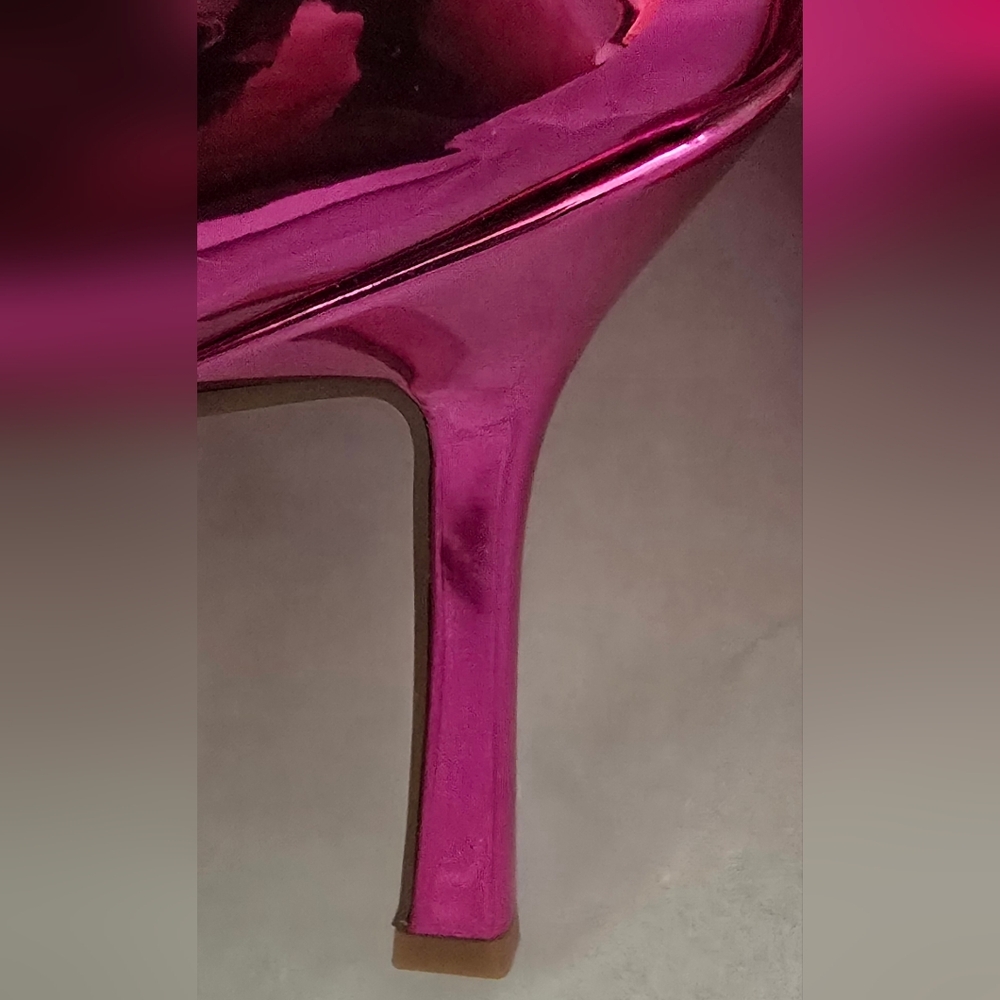 **NEW** Women's Metallic Hot Pink Heeled Ankle Bootie - Picture 3 of 5